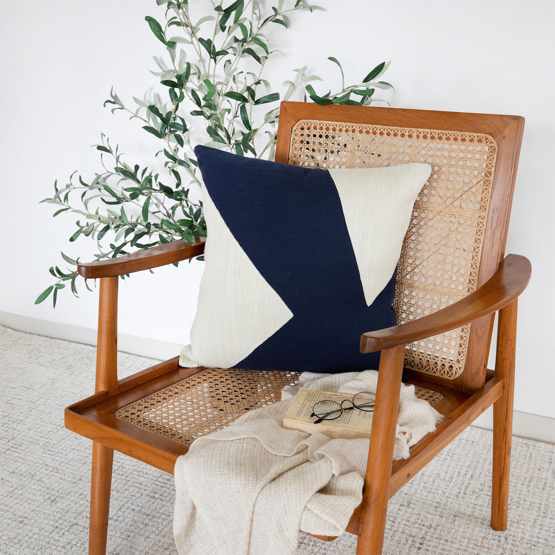 20" Navy Blue And Ivory Cotton Abstract Throw Pillow-5